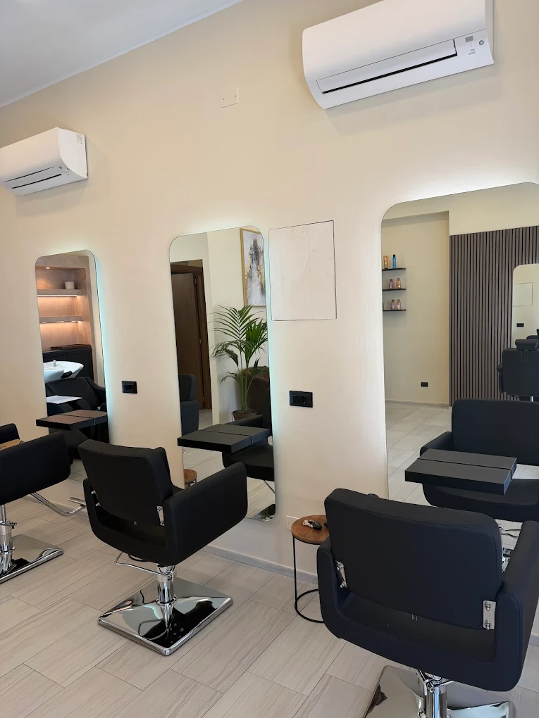 Interno luminoso di Eduard Hair Studio ad Agliana